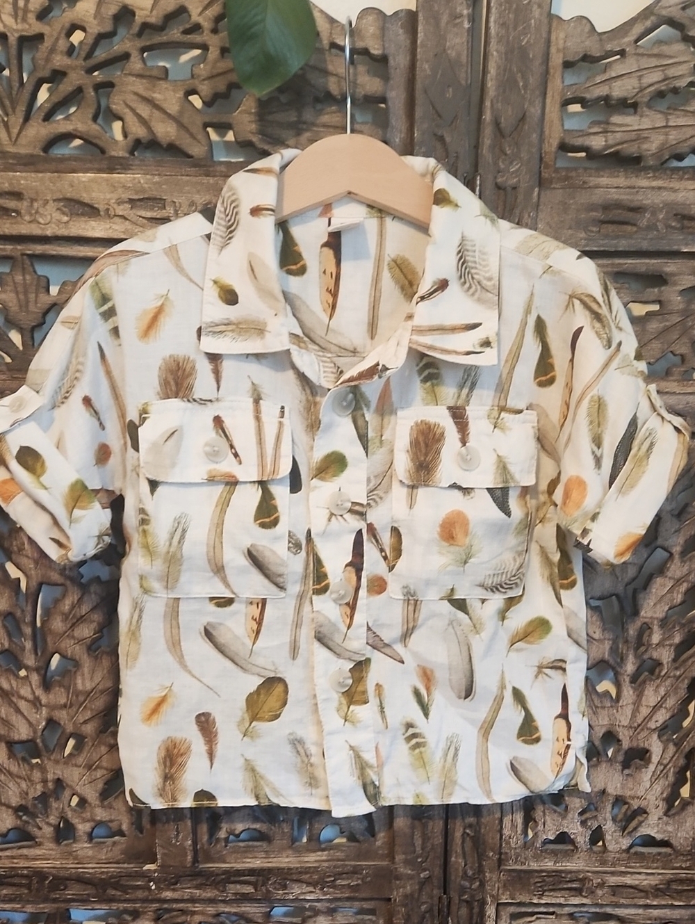 Banana Republic Baby Ivory Short-Sleeve Feather Print Button Shirt. 3t Euc